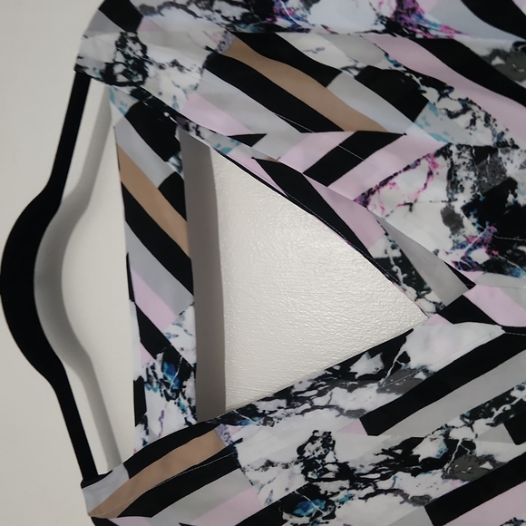 Jennifer Lopez Abstract Top - Picture 3 of 6